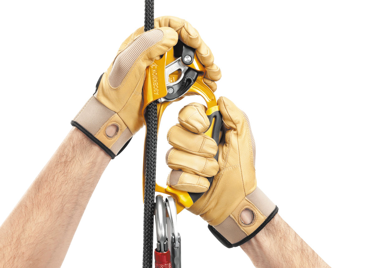 B17ARA-Ascension-right-Focus-3_LowRes two hand petzl ascension use
