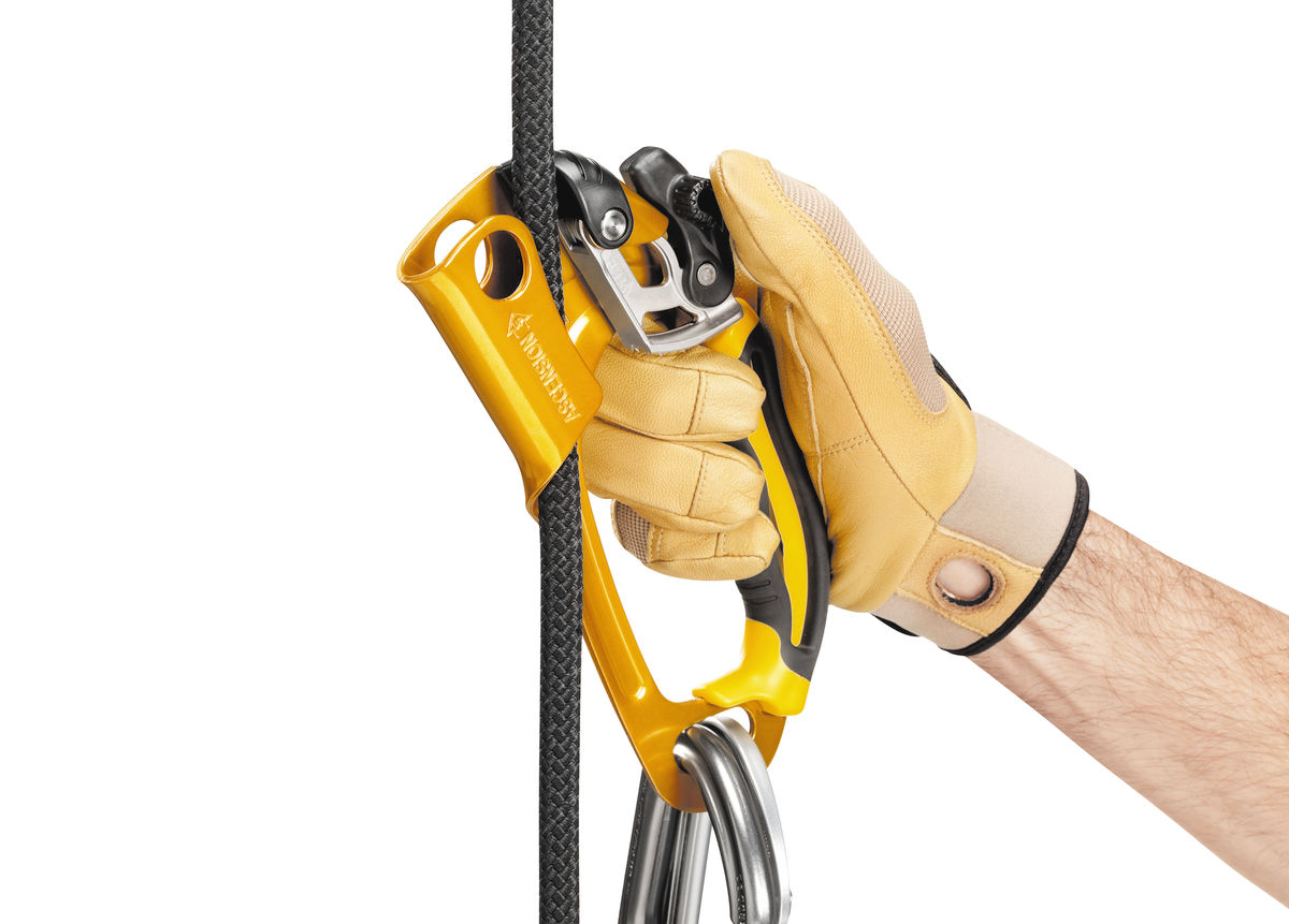 B17ARA-Ascension-right-focus-2_LowRes one hand petzl ascension use