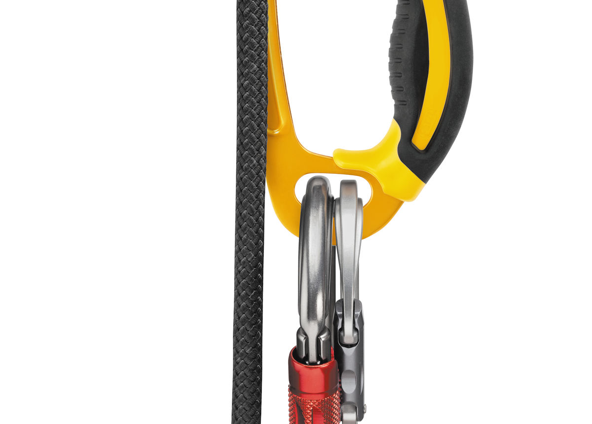 B17ARA-Ascension-right-focus-4_LowRes double carabiner on petzl ascension right